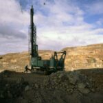 Salsigne, mine à ciel ouvert, foration des trous de mines 1987
